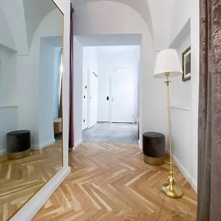 Modern Living In Center - Stylish & Convenien Apartment