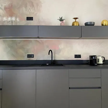 Modern Living In Center - Stylish & Convenien Apartment *