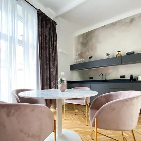 Modern Living In Center - Stylish & Convenien