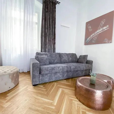 Апартаменти Modern Living In Center - Stylish & Convenien *
